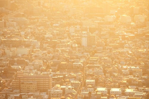 夕焼けに染まる東京住宅街の写真