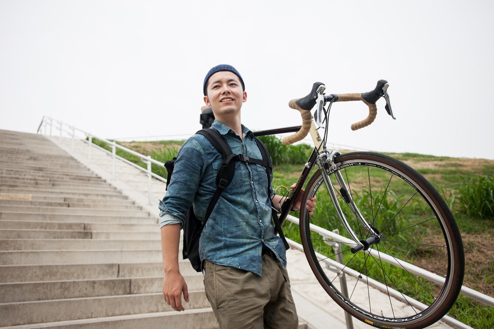 「ロードバイクを大事に運ぶ自転車男子」の写真［モデル：けんたさん］