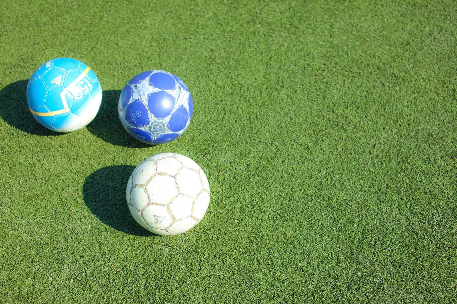 「Enjoy！フットサル・練習前のピッチとサッカーボール」の写真