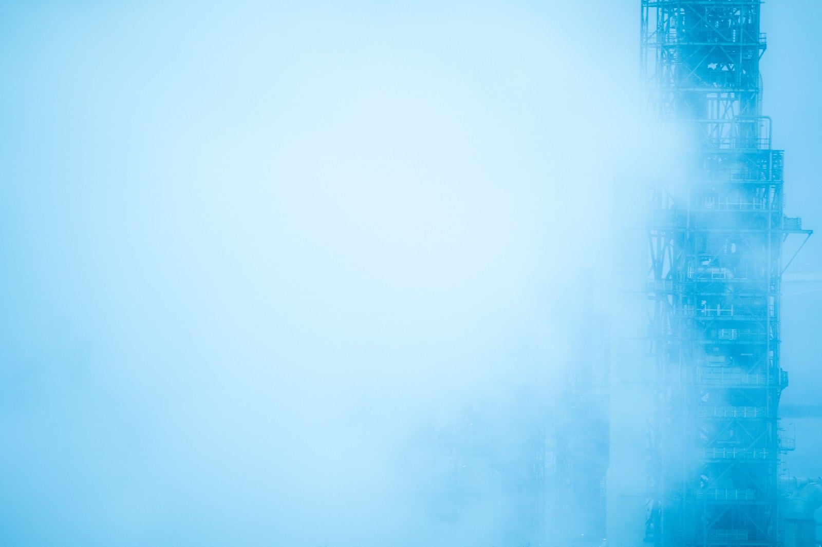 「濃霧で隠れる工場施設」の写真