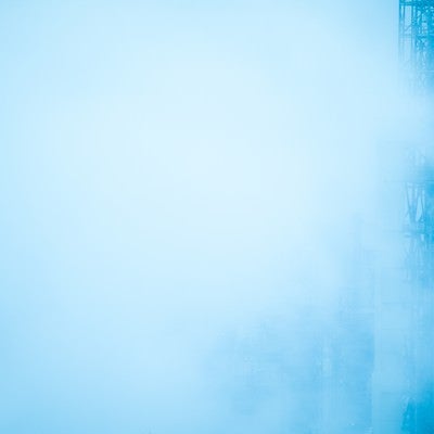 濃霧で隠れる工場施設の写真