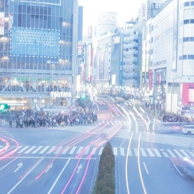 レトロな雰囲気が残る未来っぽい渋谷スクランブル交差点の写真