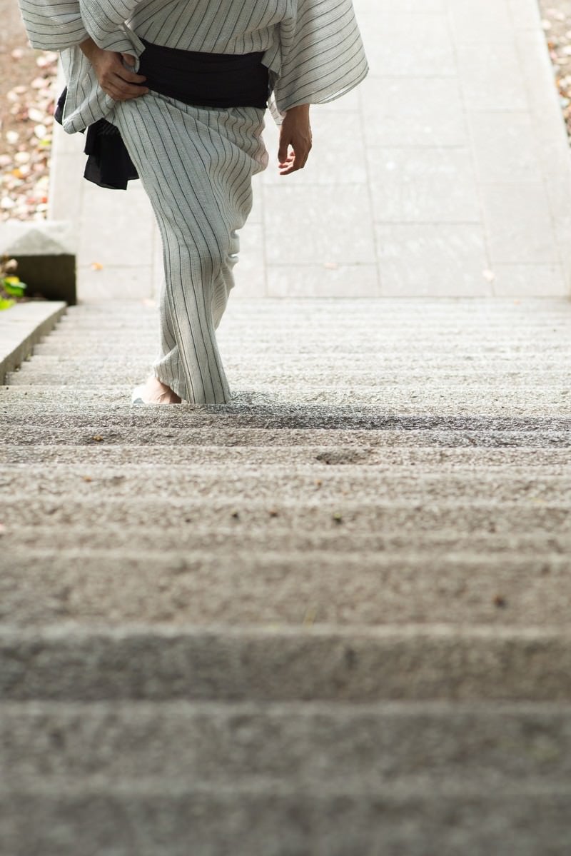 「階段を登る浴衣男子」の写真［モデル：Tsuyoshi.］