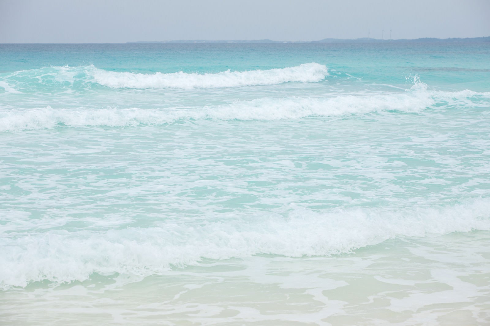 「エメラルドグリーンの海と波」の写真