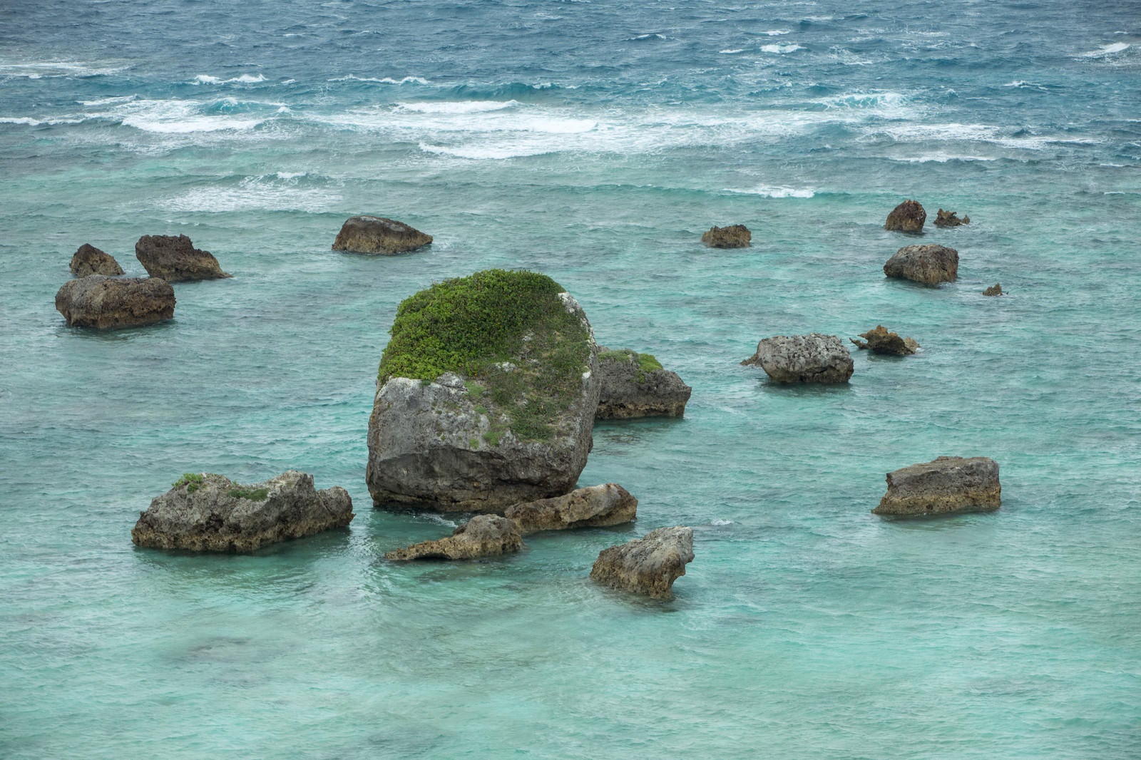「宮古島の海と岩」の写真