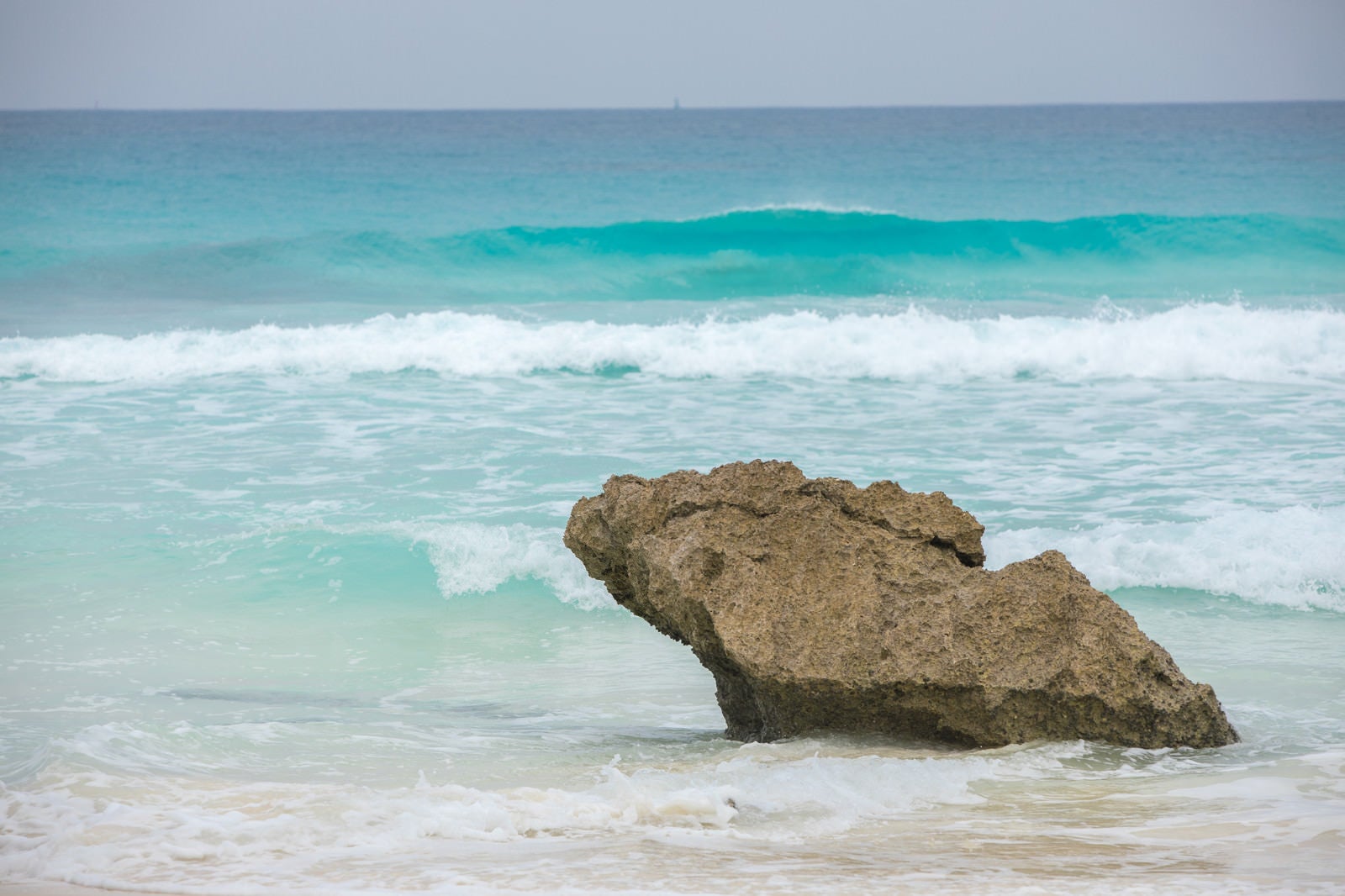 「宮古島の海と砂浜の岩」の写真