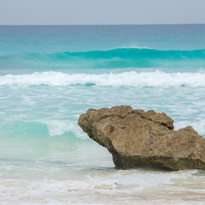 宮古島の海と砂浜の岩の写真