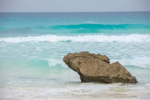 宮古島の海と砂浜の岩の写真
