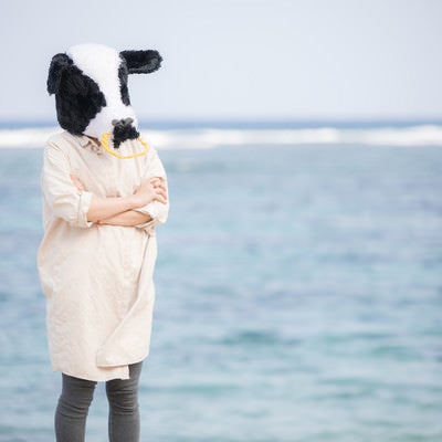 海辺で考えるエト牛の写真