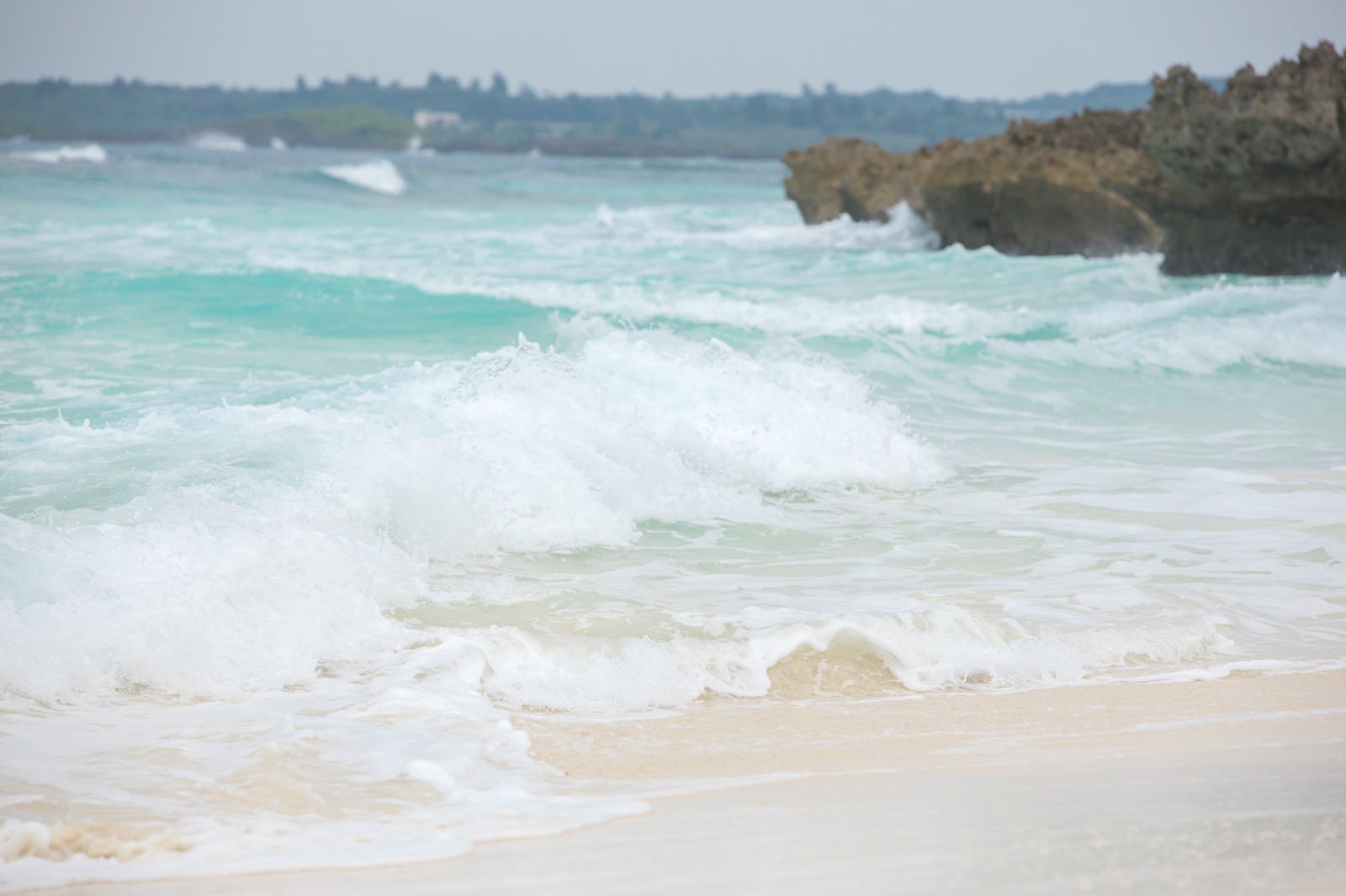 「波が高い宮古島の海」の写真