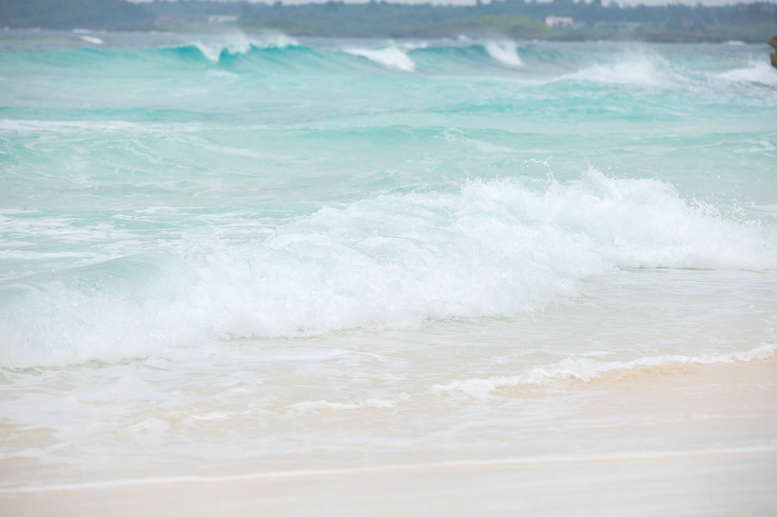 「白い砂浜と波打ち際」の写真