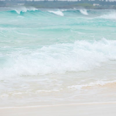白い砂浜と波打ち際の写真