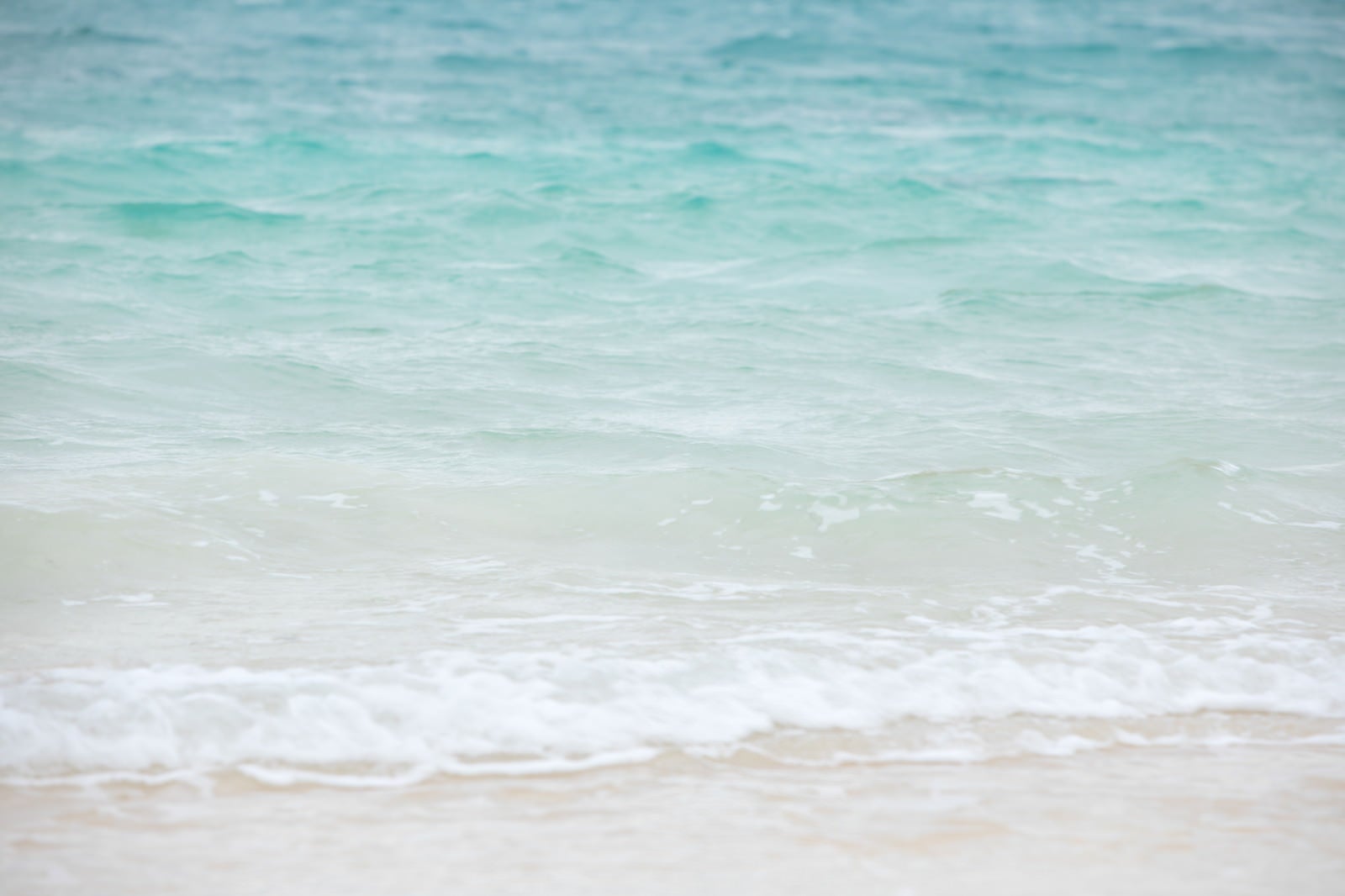 「宮古島の美しい海と小さな波」の写真