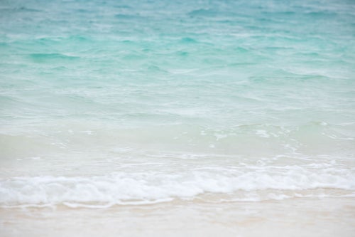 宮古島の美しい海と小さな波の写真