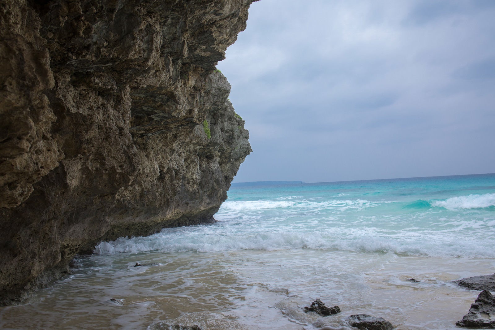「岩場の下の砂浜」の写真