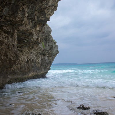 岩場の下の砂浜の写真