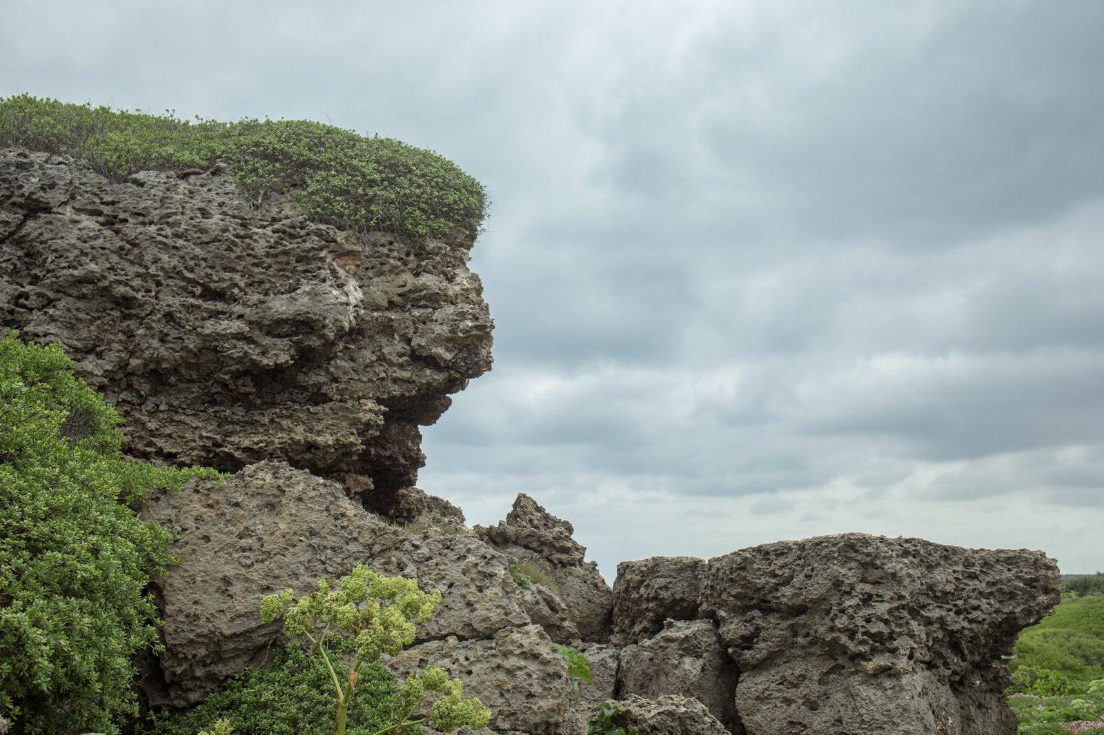 「曇り空と岩場」の写真
