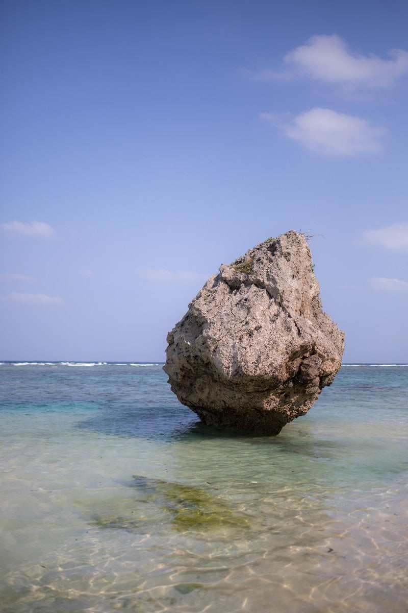 「宮古島の海と海岸の岩」の写真