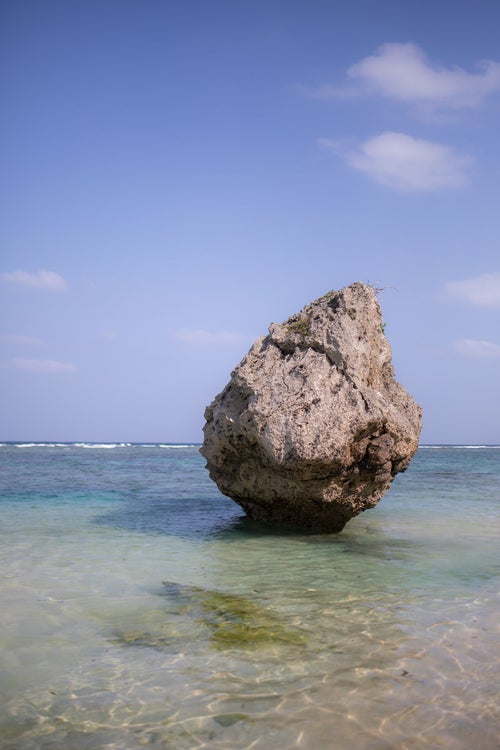 宮古島の海と海岸の岩の写真