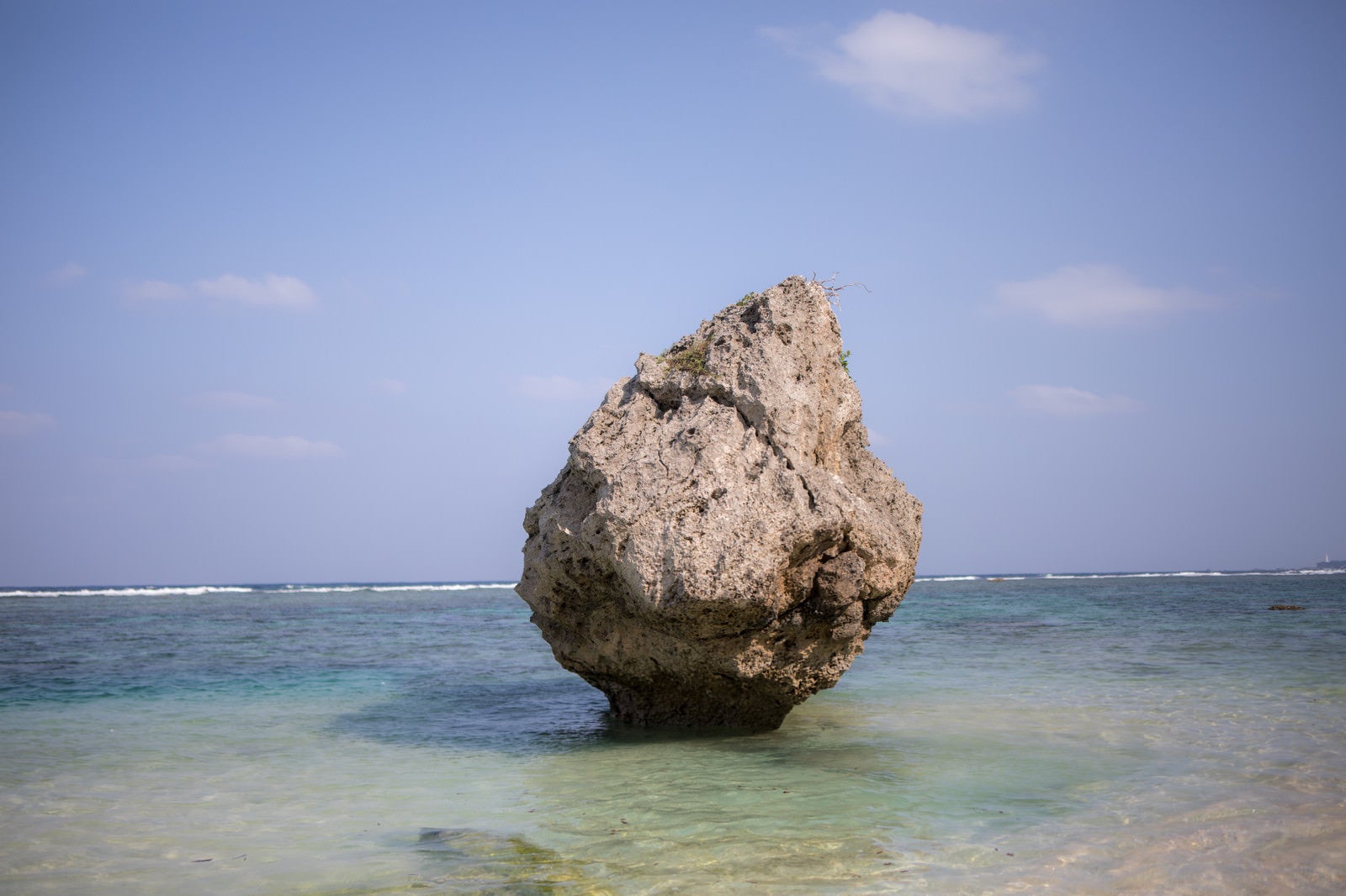 「宮古島の海と巨岩」の写真