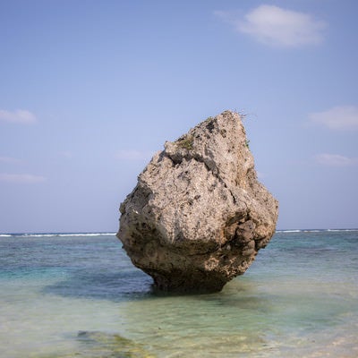 宮古島の海と巨岩の写真