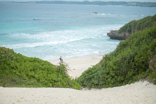 目の前に広がる宮古島の砂山ビーチの写真