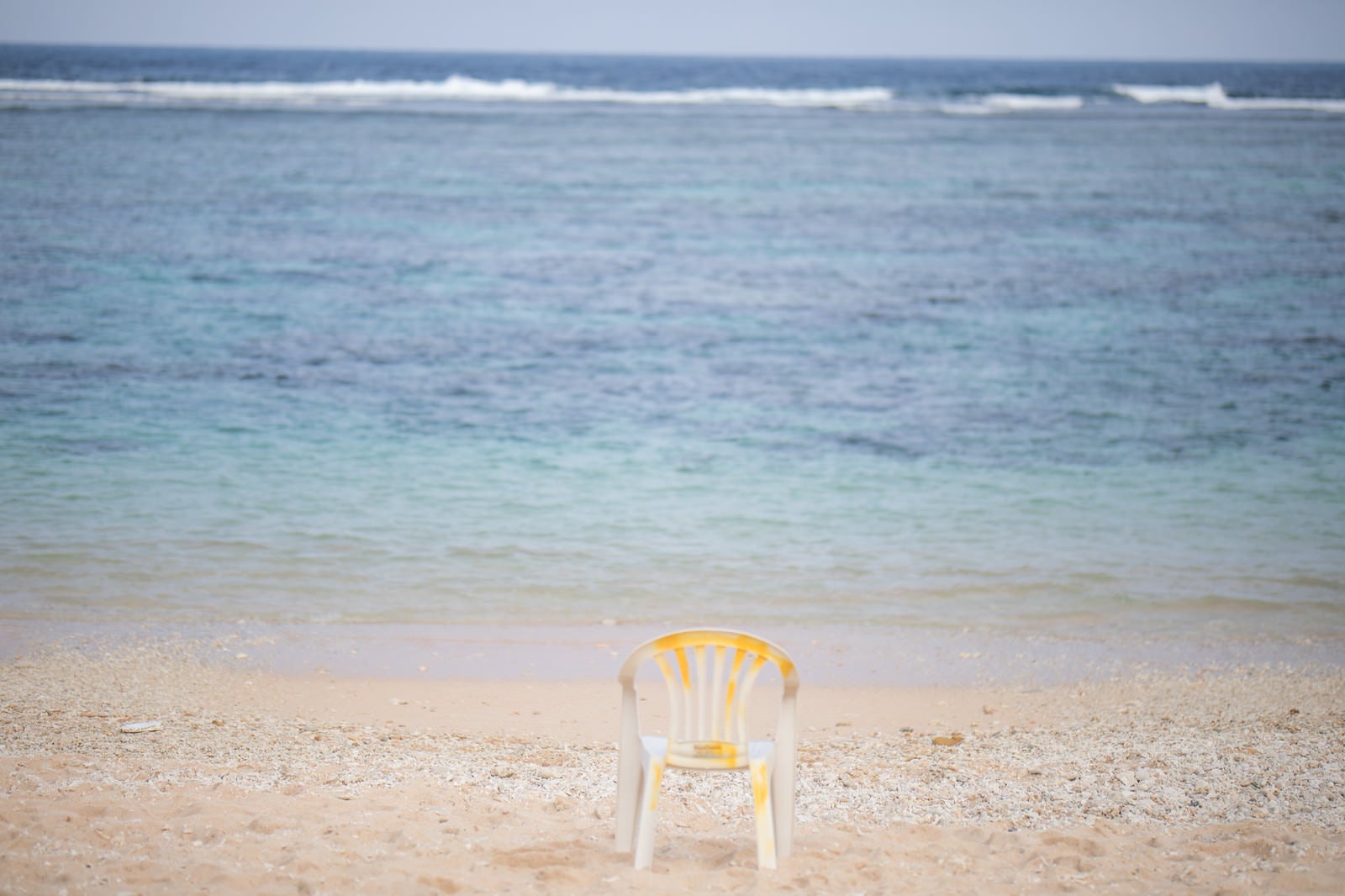「宮古島の海と砂浜に置かれた椅子」の写真
