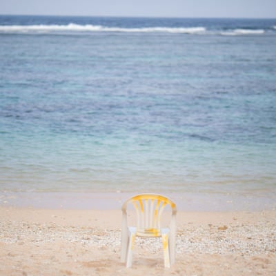 宮古島の海と砂浜に置かれた椅子の写真