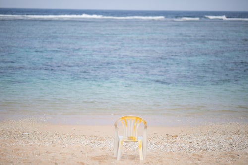 宮古島の海と砂浜に置かれた椅子の写真
