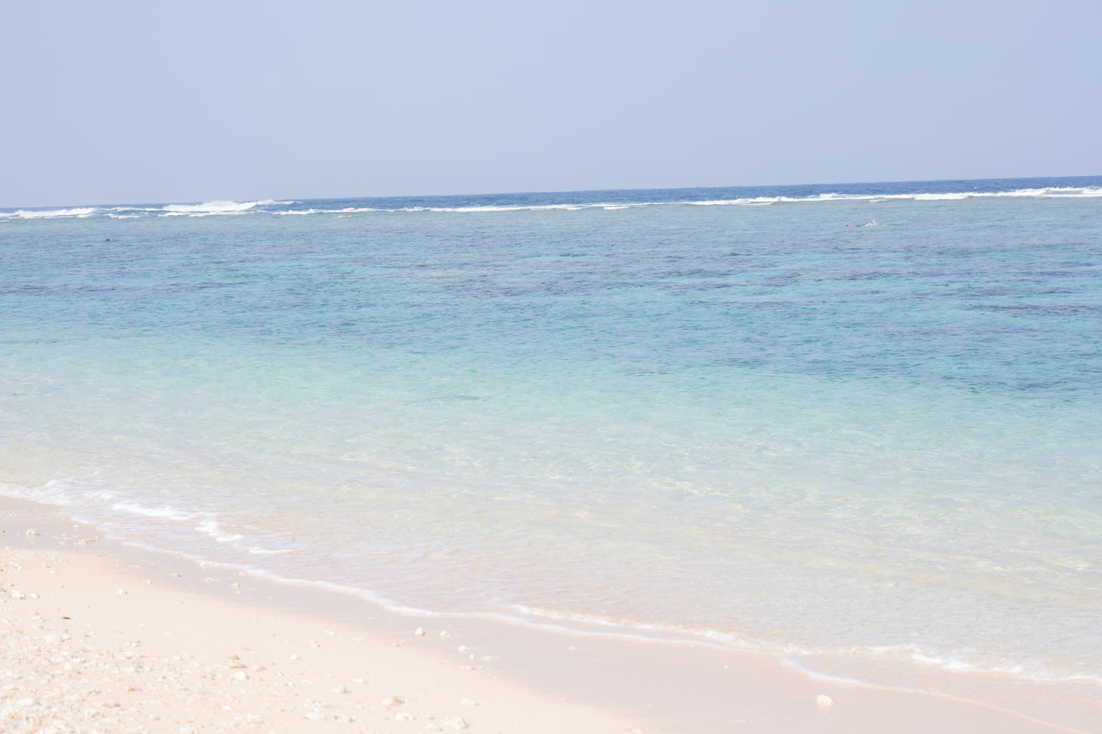「白い砂浜と宮古島の海」の写真
