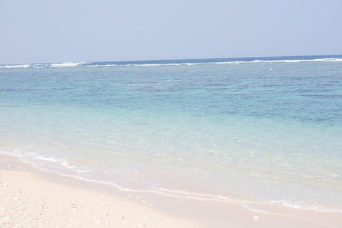 白い砂浜と宮古島の海の写真