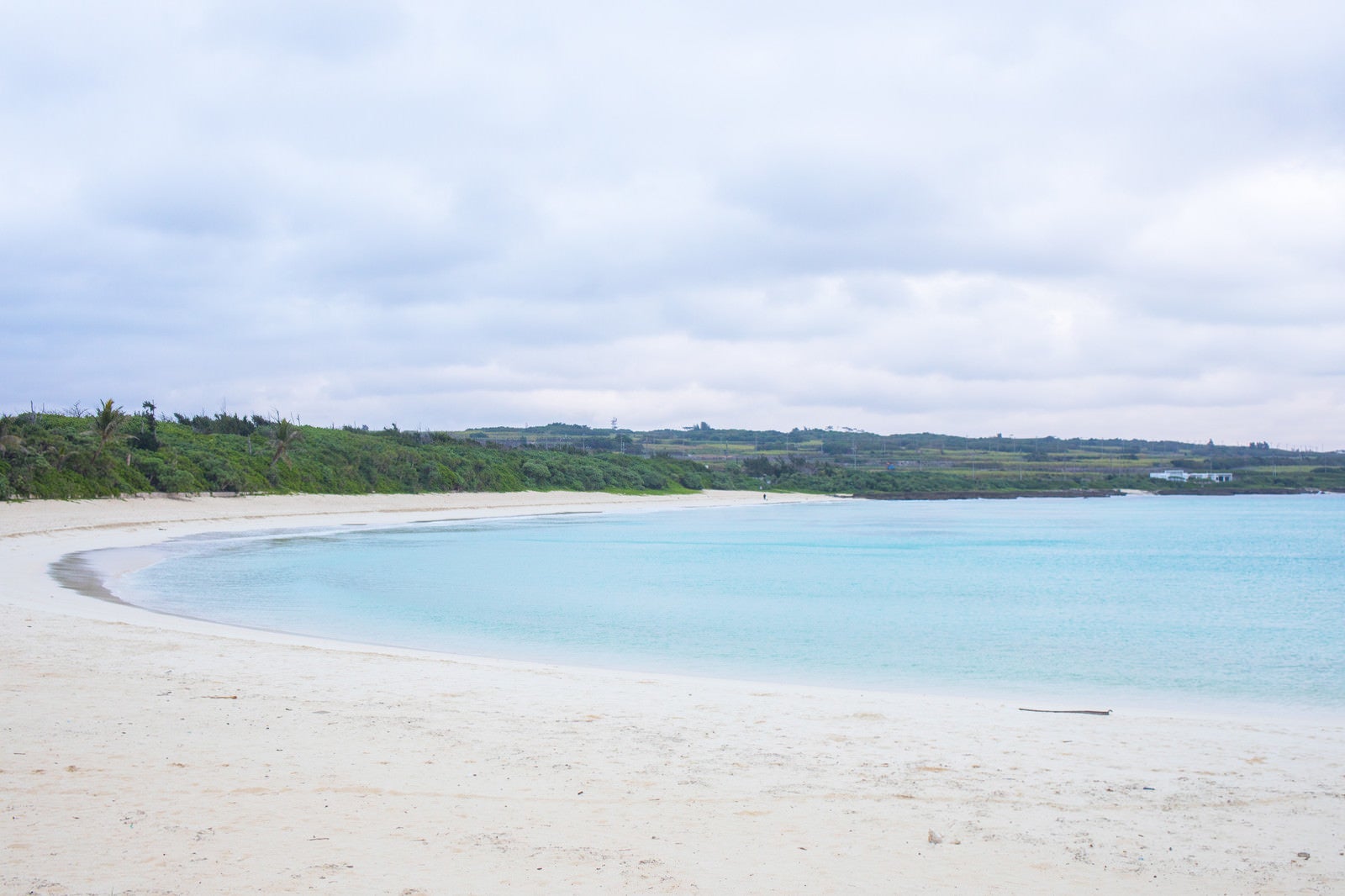 「宮古島の白い砂浜（天気は曇り）」の写真
