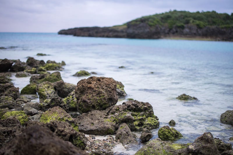 宮古島の岩石海岸の写真