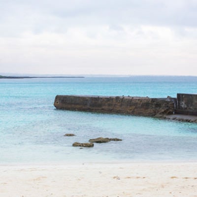 防波堤と宮古島の海の写真