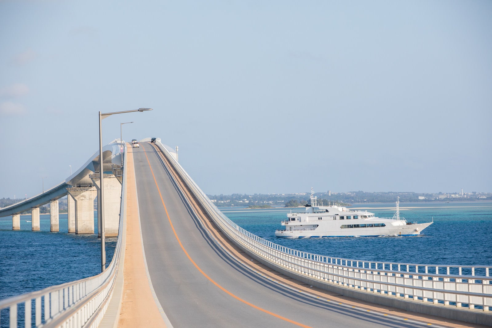 「宮古島の伊良部大橋とフェリー」の写真