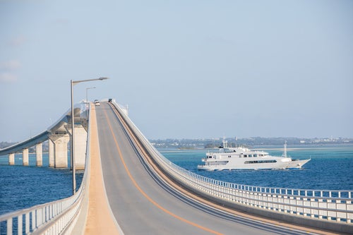 宮古島の伊良部大橋とフェリーの写真