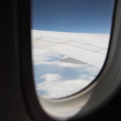 飛行機の窓から見える空の景色の写真