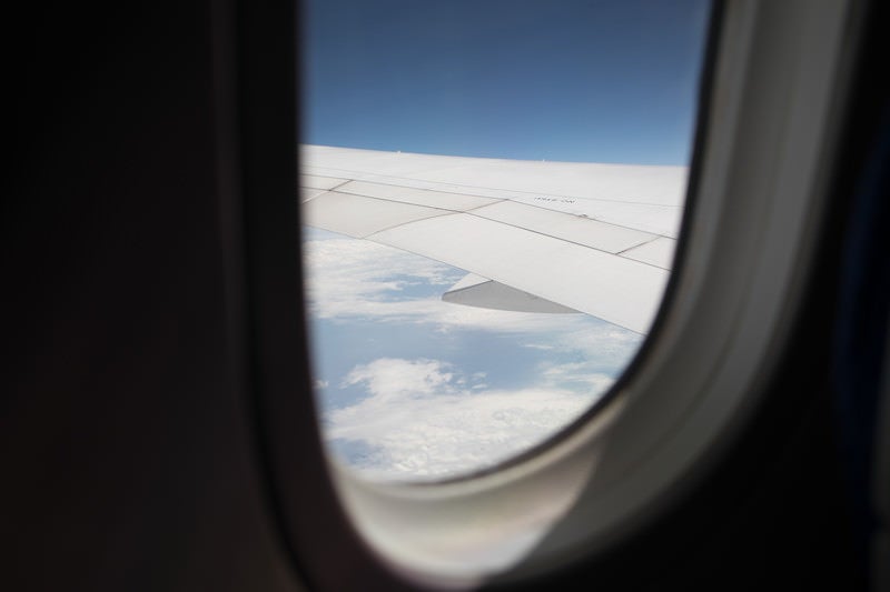 飛行機の窓から見える空の景色の写真