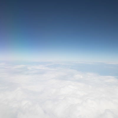 雲と空の境（上空）の写真