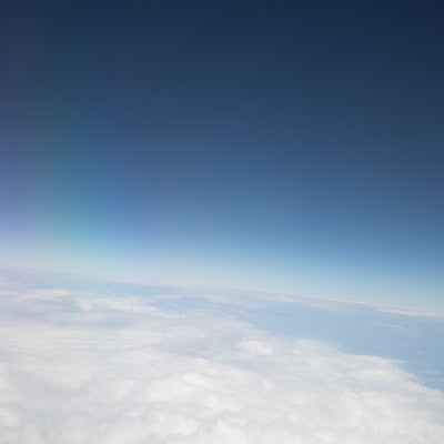 上空からの雲と青空の写真