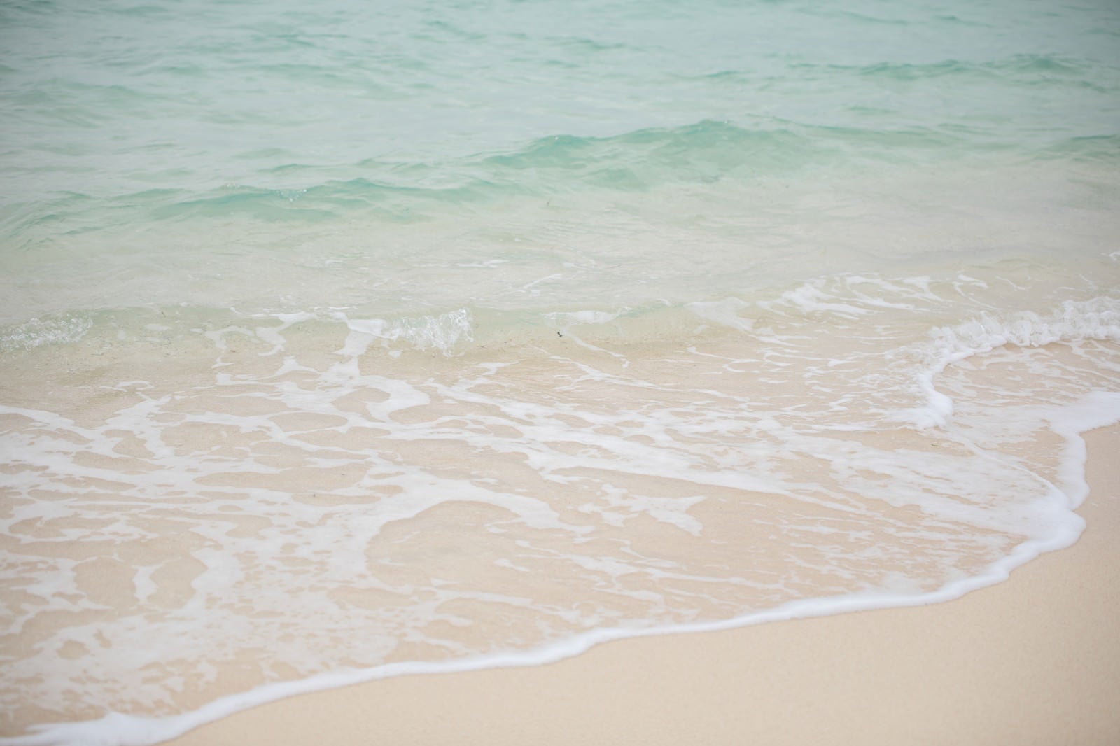 「宮古島の美しい海（波打ち際）」の写真