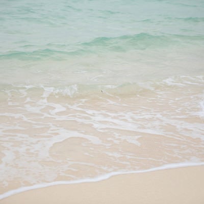宮古島の美しい海（波打ち際）の写真