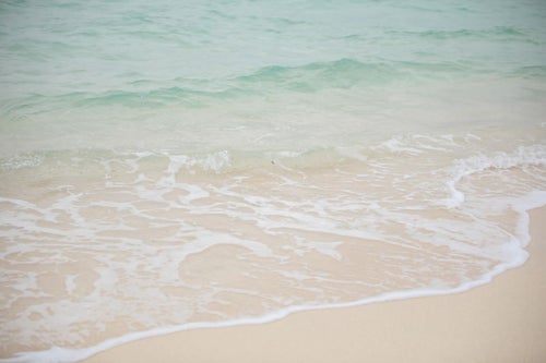 宮古島の美しい海（波打ち際）の写真