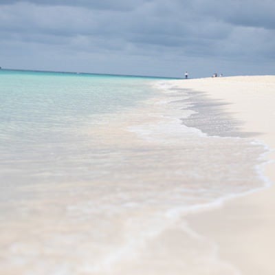 白い砂浜の海水浴場（宮古島）の写真