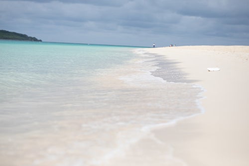 白い砂浜の海水浴場（宮古島）の写真