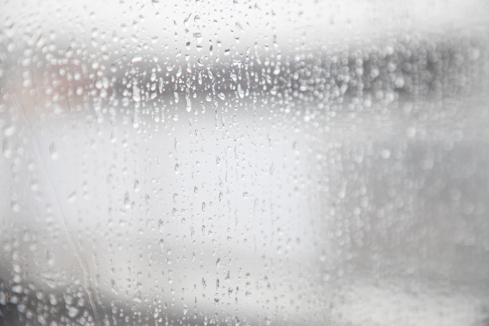 「雨の日の窓」の写真
