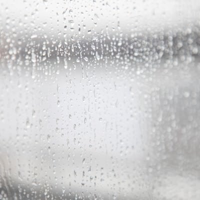 雨の日の窓の写真