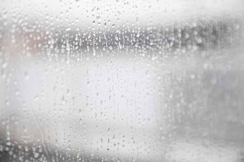 雨の日の窓の写真