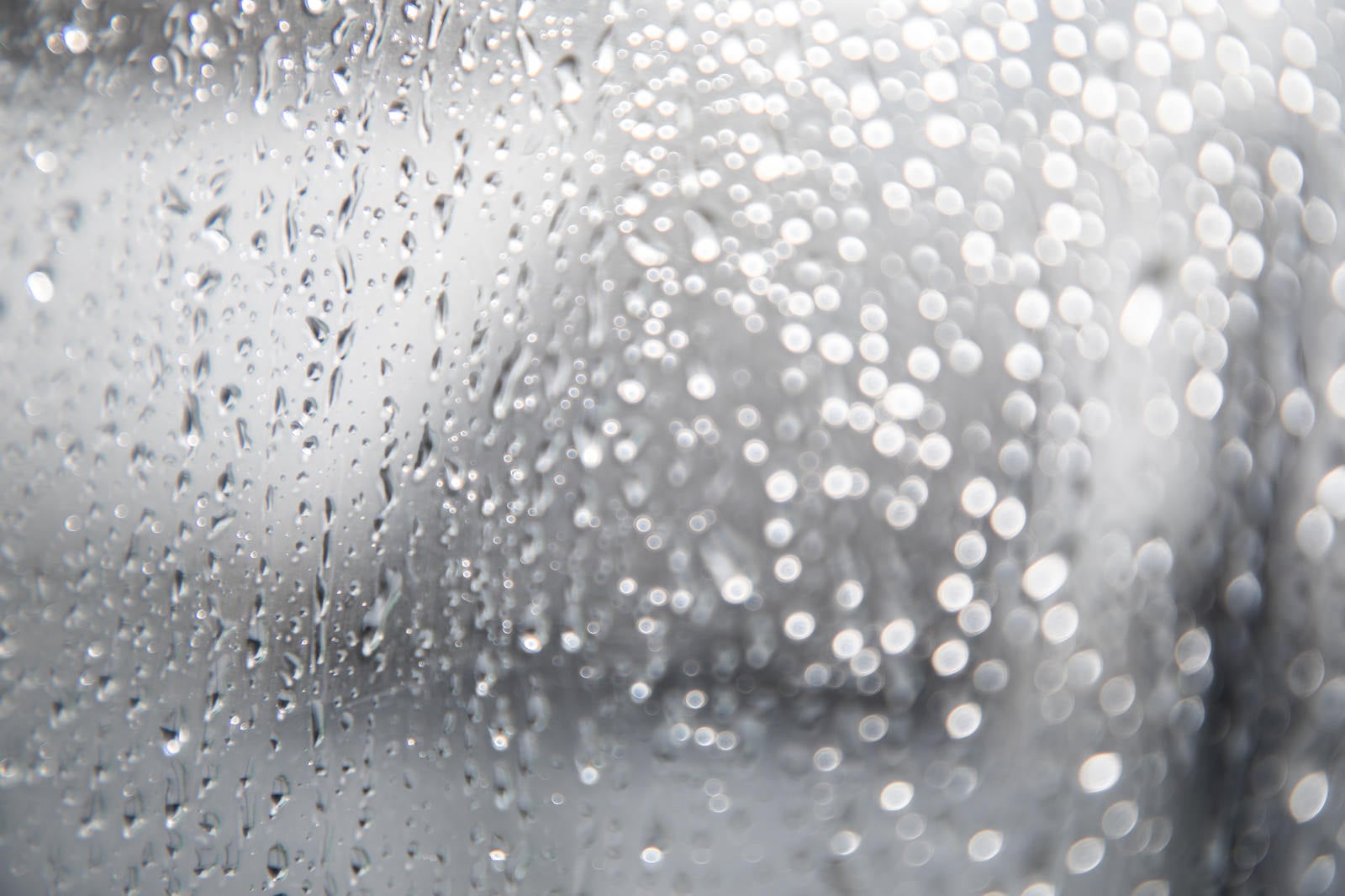 「窓につく雨の水滴」の写真