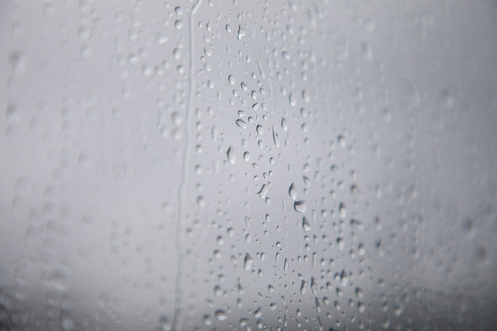 「窓ガラスと雨の水滴」の写真